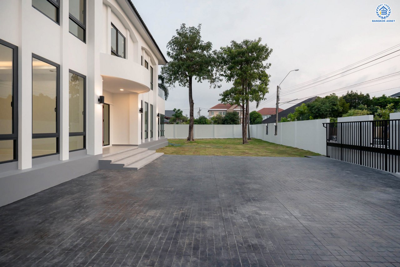 บ้านมือสองตกแต่งใหม่ โครงการ กฤษดานคร20 ปิ่นเกล้า-บรมราชชนนี บ้านหลังมุม ติดทะเลสาบ บนเนื้อที่กว้างมากถึง 238 ตร.ว. ตกแต่งด้วยวัสดุเกรดพรีเมี่ยม ฟังก์ชัน 5 ห้องนอน 6 ห้องน้ำ 1 ห้องอเนกประสงค์ 4 ที่จอดรถ พร้อมทั้งเปลี่ยนระบบไฟฟ้า สุขาภิบาล ทำเลศักยภาพ ติดถนนบรมราชชนนี ใกล้มหาวิทยาลัยมหิดล และเพียง 10 นาทีถึงเซ็นทรัล ปิ่นเกล้า